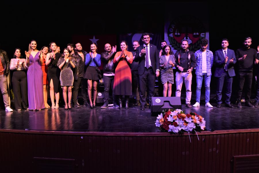 ADANA BAROSU MÜZİK TOPLULUĞU BAŞARILI SAHNE PERFORMANSIYLA BÜYÜK ALKIŞ ALDI