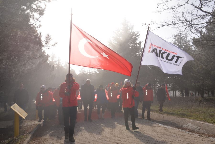 AKUT’tan “15. GELENEKSEL METRİSTEPE ZAFER VE ŞEHİTLERİ ANMA YÜRÜYÜŞÜ”
