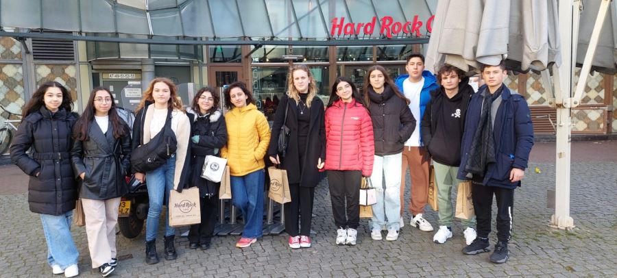 ADANA FİNAL  ÖĞRENCİLERİ HOLLANDA HAARLEM  MUN KONFERANSINDA