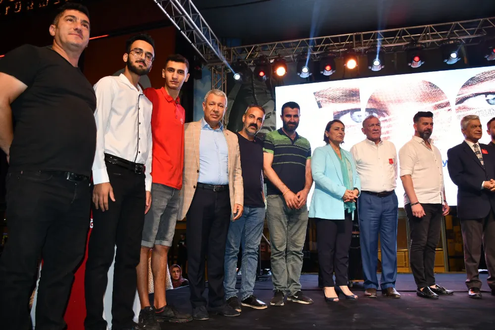 CHP’nin 100. Yılında, Adana’da 100 yeni üye rozet taktı