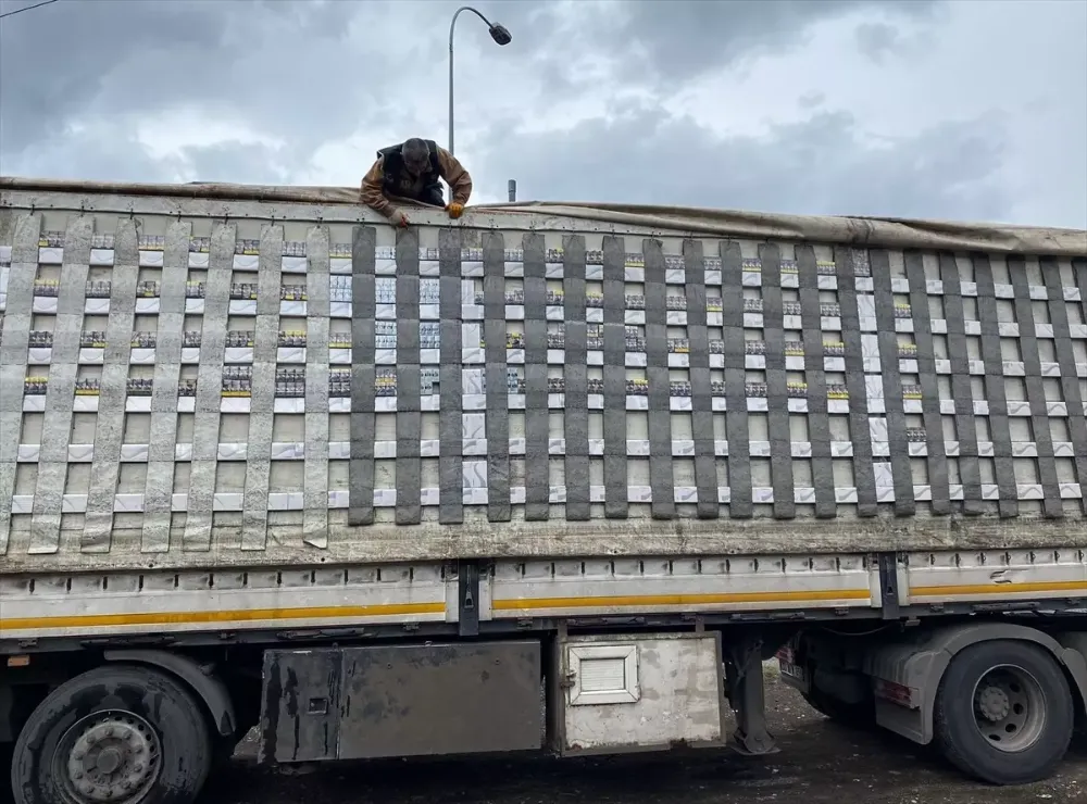 Adana’da polis, sigara kaçakçılarının ‘dorse tezgahı’nı bozdu.