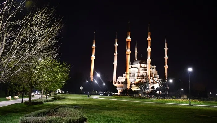Ramazan ayının müjdecisi kabul edilen Berat Kandilinde Ne yapmalı.
