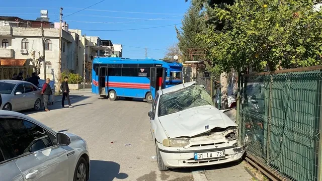 Adana Sarıçam.... Otomobil ile Özel Halk Otobüsü  Çarpıştı...6 Yaralı....