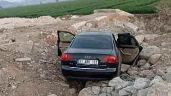 Araç Yol Çalışması Yapılan Çukura Düştü..