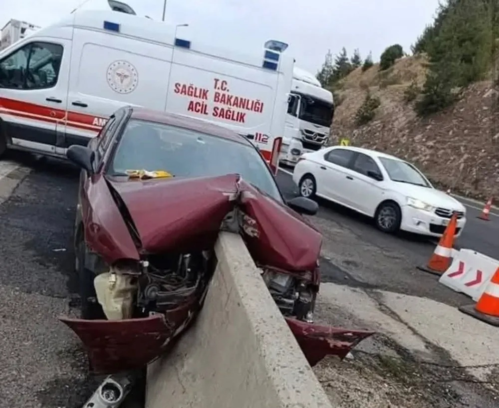 Otomobil Tünel Çıkışı Bariyerlere Çarptı..6 Yaralı