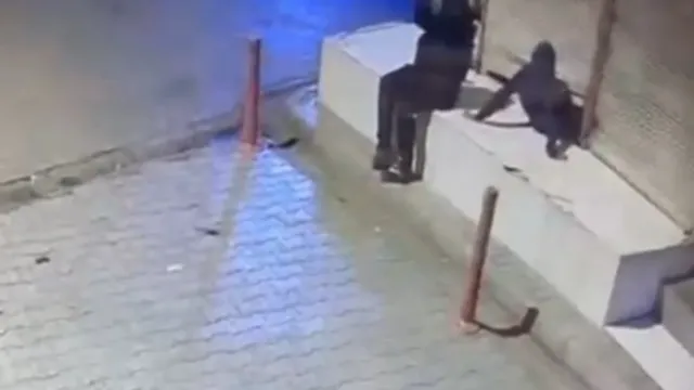 Adana Karasoku ....Kepengi Aralayıp İş Yerinden 25 Cep Telefonu Çaldı..
