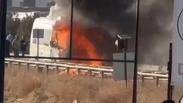 Servisin Çarptığı Motorsiklet Sürücüsü Yanarak Hayatını Kaybetti .