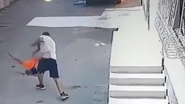 Adana ..Kovaladığı Çocuğu Ayak Bileğinden Tutup yere fırlattı.