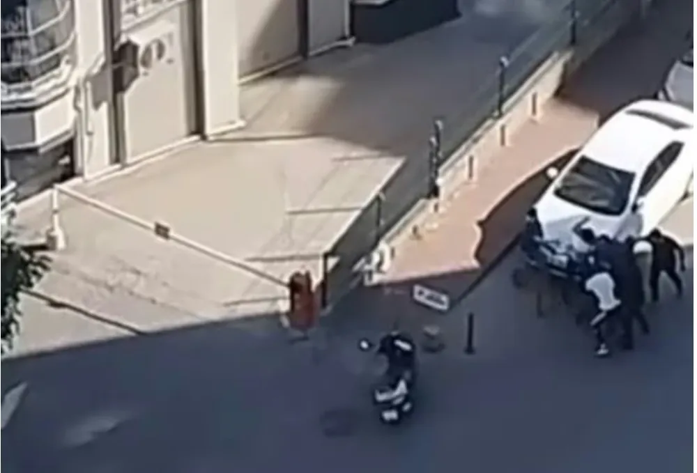 Adana’da Bir grup Saldırgan Moto Kuryeyi Sokak Ortasında Darbetti.