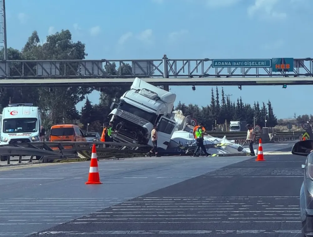 Otoban Adana Batı Gişelerinde Otomobil Bariyerlere Çarptı..2 Kişi Hayatını Kaybetti.
