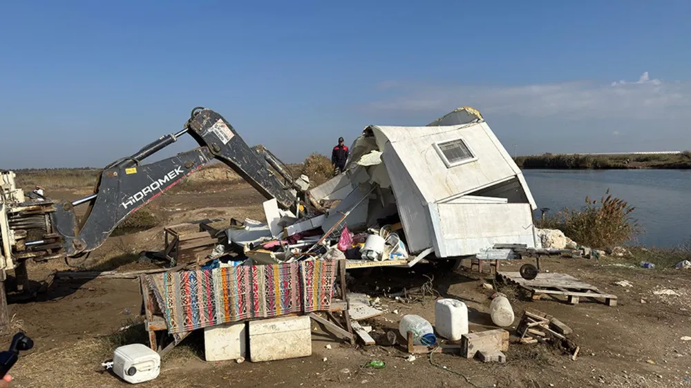 Adana Karataş .Kıyı Hatlarında kaçak yapıların yıkımı sürüyor..
