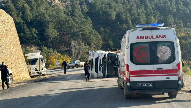 Adana’da devrilen kamyonun sürücüsü yaralandı.