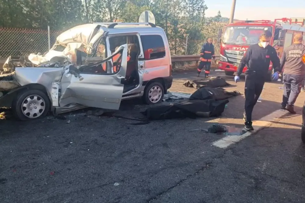 Pozantı Damlama Mevkiinde Kaza...Hafif Ticari Araç Kamyona Arkadan Çarptı..3 Ölü 3 Yaralı..