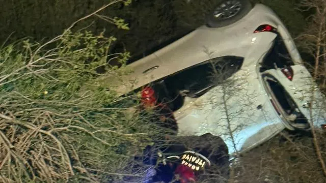 Adana Sarıçam..Otomobil Uçuruma Yuvarlandı .