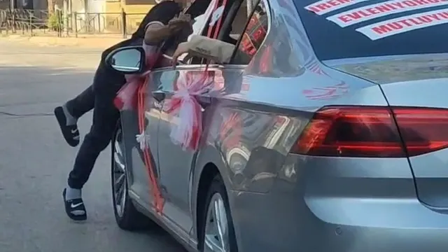 Adana ..Gelin aracının önünü kesti, 50 TL aldı, beğenmedi..Aracın kaputunda  Yolculuk Etti..