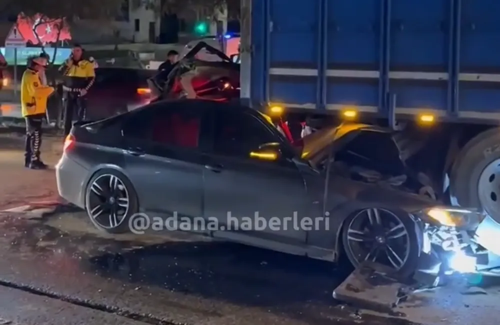 Lüks Araç Kamyon'a Arkadan Çarptı.  Sürücü Hayatını Kaybetti.