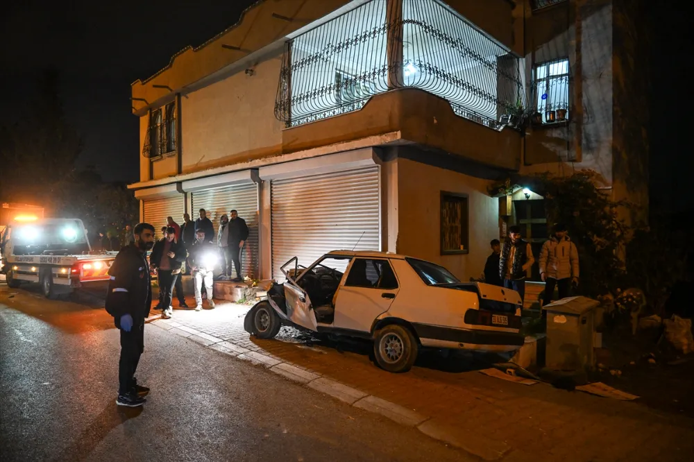 Adana’da kamyonete ve iş yerinin duvarına çarpan otomobildeki çocuk öldü.