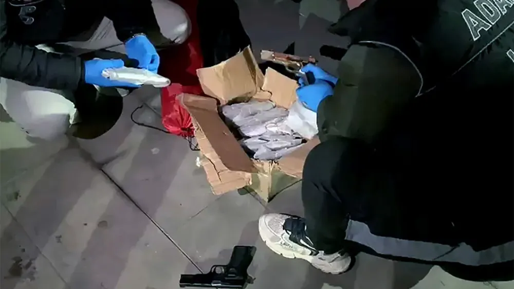 Adana’da suç örgütlerine satılacak 53 ruhsatsız tabanca ele geçirildi.