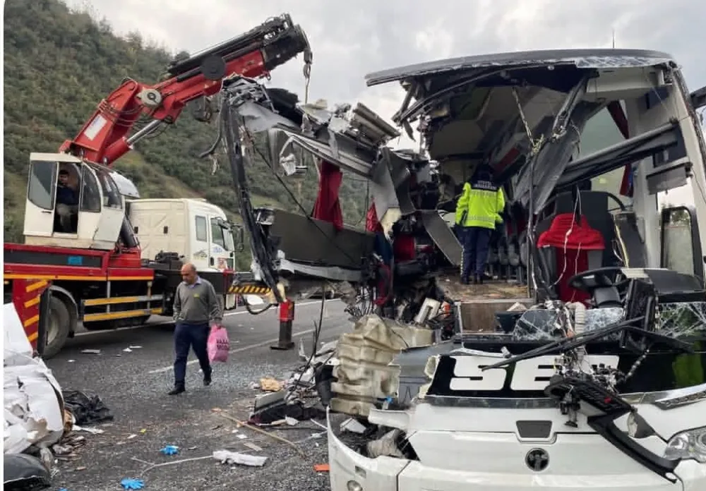 Adana-Osmaniye yolunda Otobüs Tır
