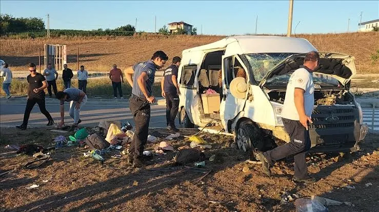 Adana Yüreğir.... Tarım Íşçisi Taşıyan Araç Devrildi...10 Yaralı...