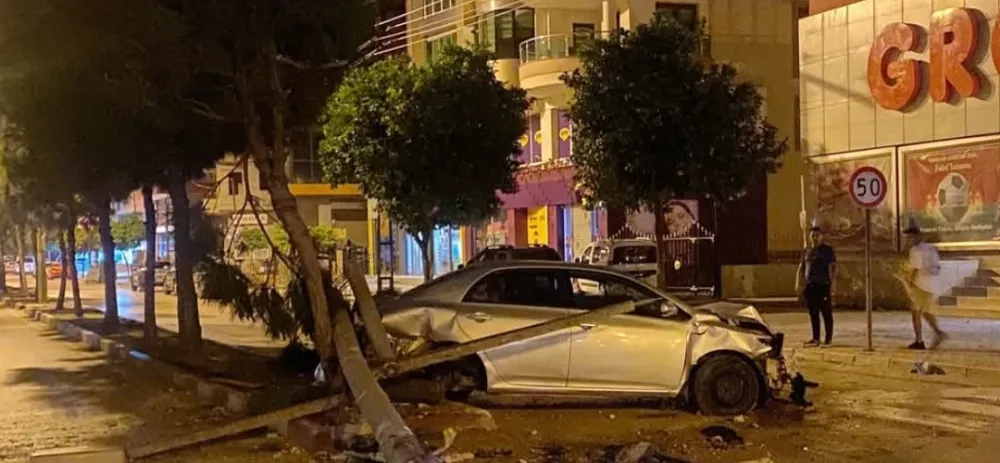 Otomobil Aydınlatma Direğine Çarptı...1 Yaralı 