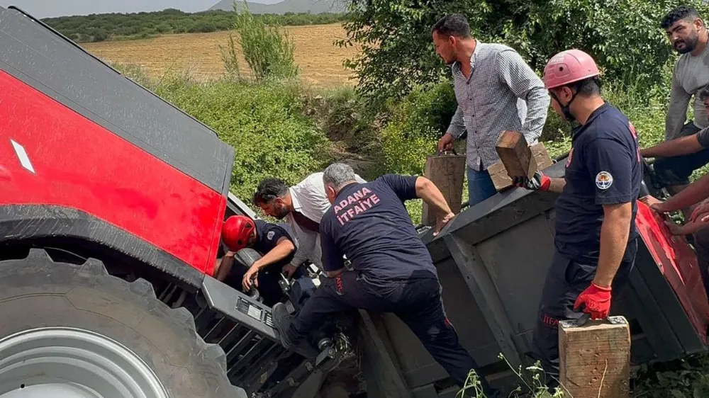 Adana Ceyhan... Biçerdöver Devrildi... Sürücü Yaralandı 