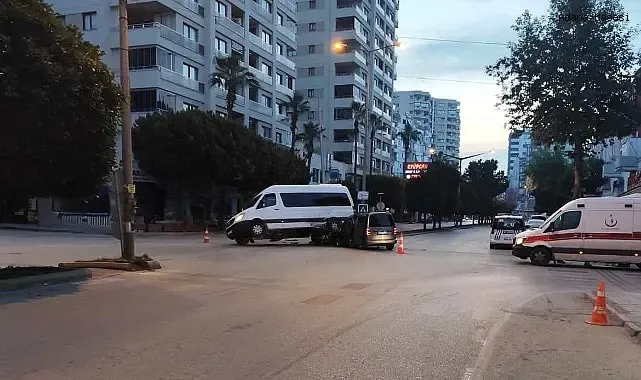 Servis Ticari Araçla Çarpıştı..