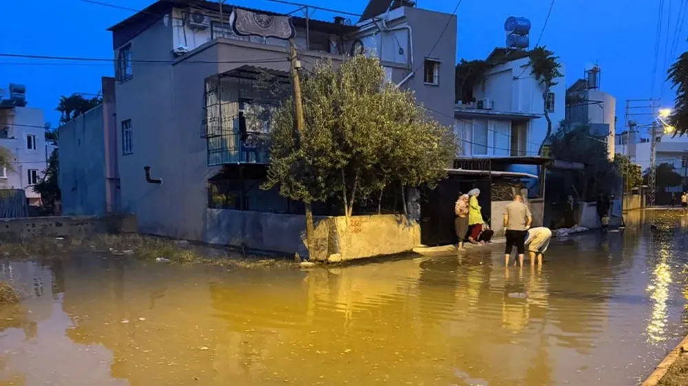 Aski Su Borusu Patladı...Sokak Göle Döndü...