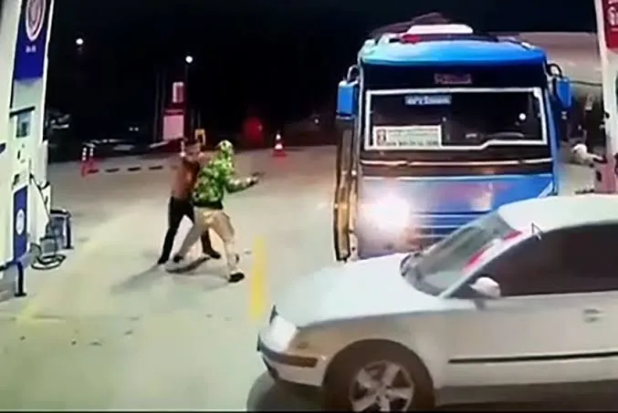Petrolde Otobüs Şöförüne Saldıran Kardeşler Tutuklandı..