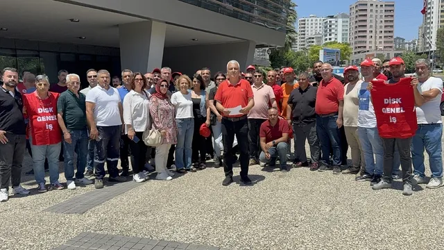 Çukurova Belediyesinde işçiler eylem yaptı.