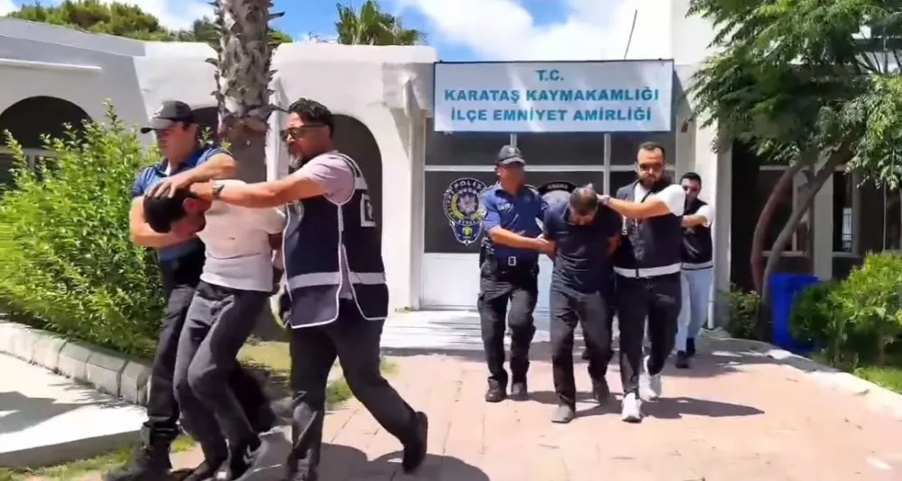 Karataş Kaymakamlığına Taşlı Saldırı..Şüpheli Tutuklandı.