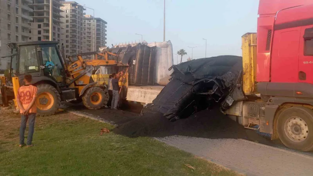Adana-Mersin D-400 Karayolunda Tırdaki Plastik Ham Madde Yola Saçıldı.
