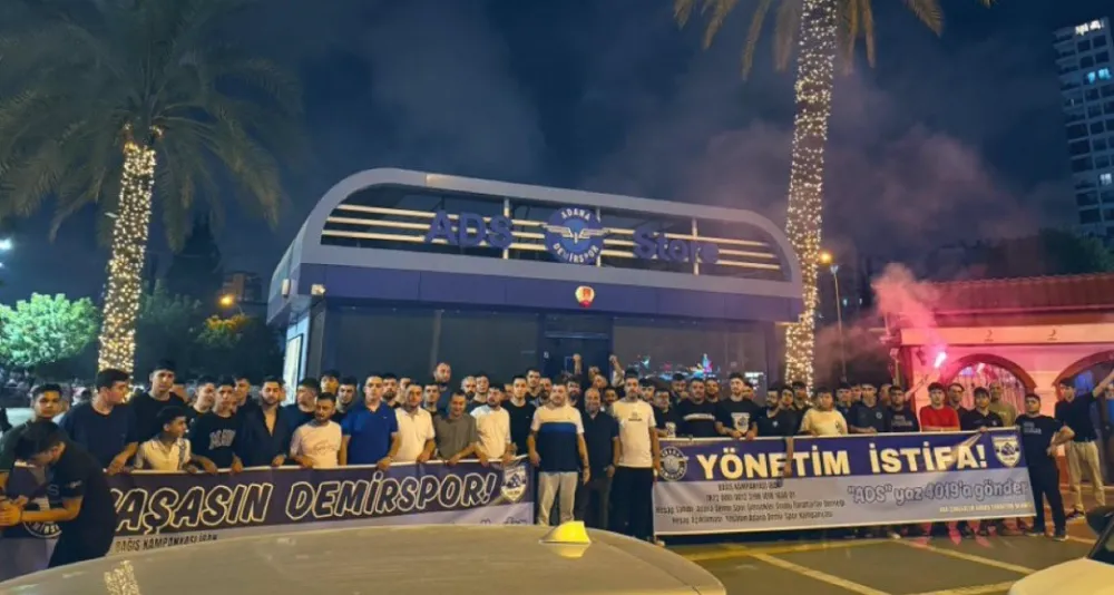 Adanademirspor Taraftarından Yönetim İstifa Pankartı .