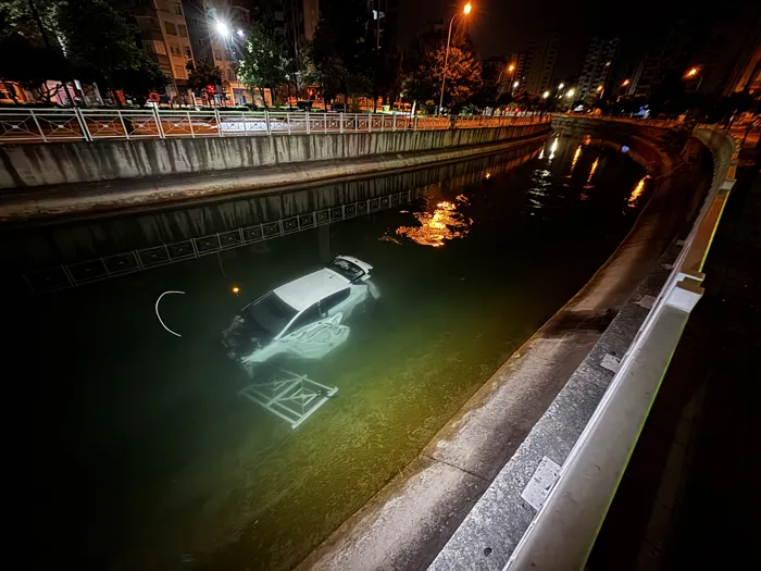 Adana Çukurova... Otomobil Sulama Kanalına Düştü...3 Yaralı 