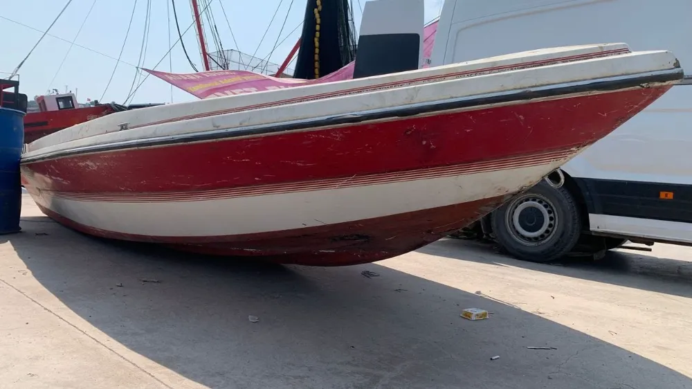 Karataş Sahilinde Terkedilmiş Tekne  