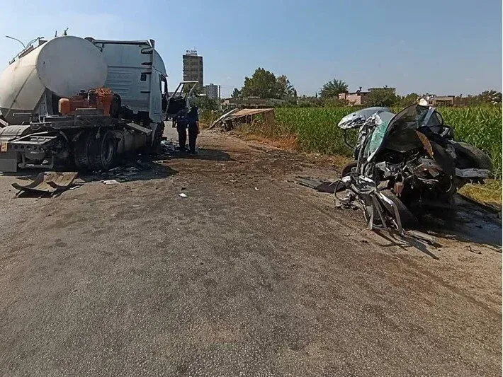 Tanker Kırmızı Işıkta Bekleyen Otomobil