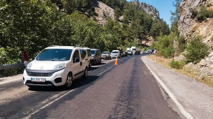 Saimbeyli-Feke kara yolunda tehlike arz eden kayalar temizleniyor