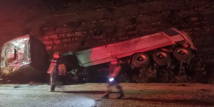Adana..Kamyon Şarampole Yuvarlandı 1 Kişi Hayatını Kaybetti 