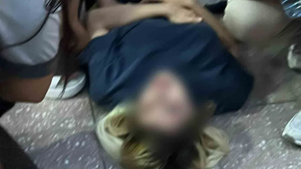 Adana’da Cadde Ortasında Eşini Bıçaklayan Şüpheli Yakalandı "Kıskandım Bir anlık öfkeyle yaptım "Dedi