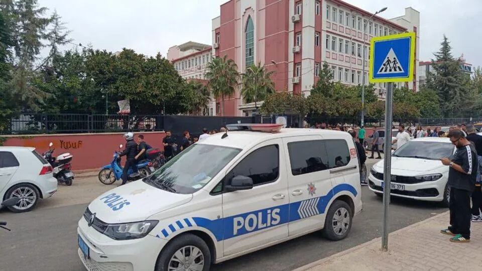 Adana'da ortaokulda bıçaklı saldırı: 6. sınıf öğrencisi Kız Kız arkadaşını yaraladı