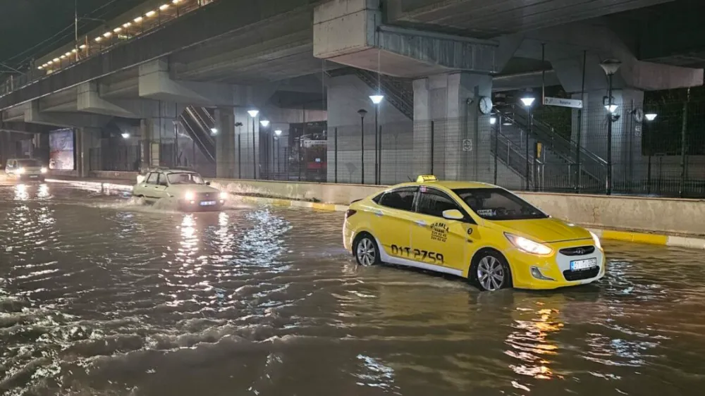 Adana’da sağanak hayatı felç etti! Cadde ve sokaklar göle döndü,