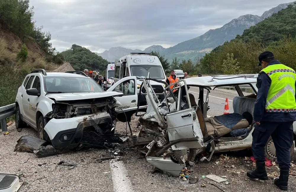 Adana'da İki Otomobil Kafa Kafaya Çarpıştı..3 Yaralı 