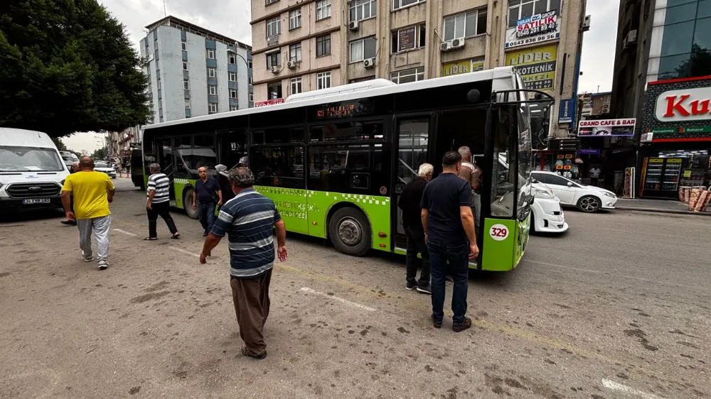 Adana’da Otobüsün Tekerleği Koptu! 2 Araç Hasar Gördü