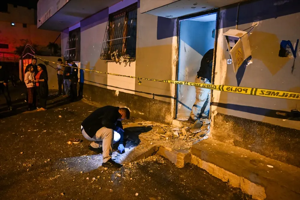 Adana’da müstakil evin kapısına el yapımı patlayıcı atıldı