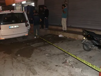 Adana'da iş yerinde silahlı saldırıya uğrayan genç ağır yaralandı.