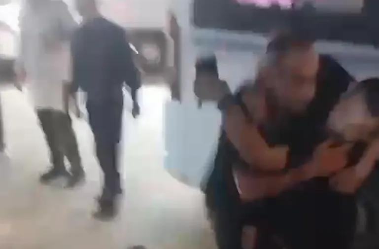 Adana’da Dolmuşta "Gürültülü Konuşma" Kavgası: Şoför ile Yolcu Birbirine Girdi