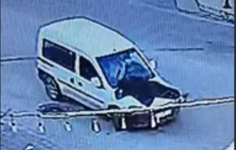 Adana ...Trafikte önünü kestiği hafif ticari aracı çaldı