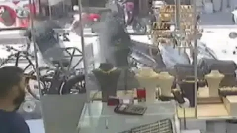 Adana'da Kaldırımda Kapkaç: 2 Bin 300 Lirayı Çalan Şüpheli Aranıyor
