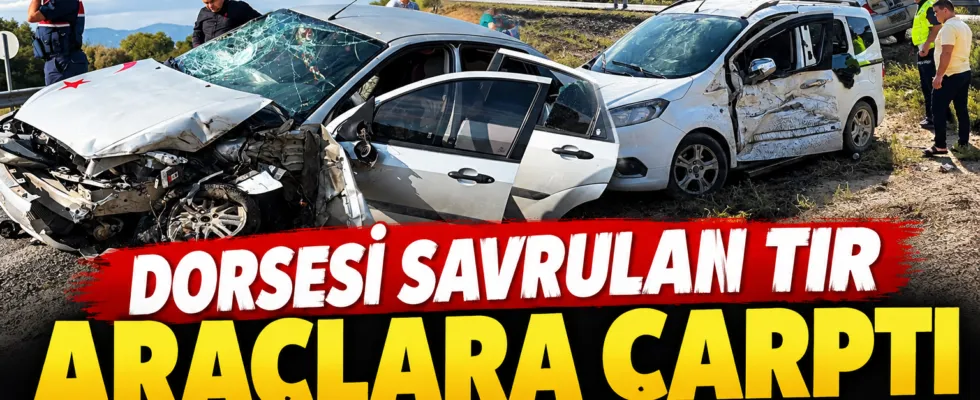 Adana'da  dorsesi savrulan tır araçlara çarptı: 3 yaralı