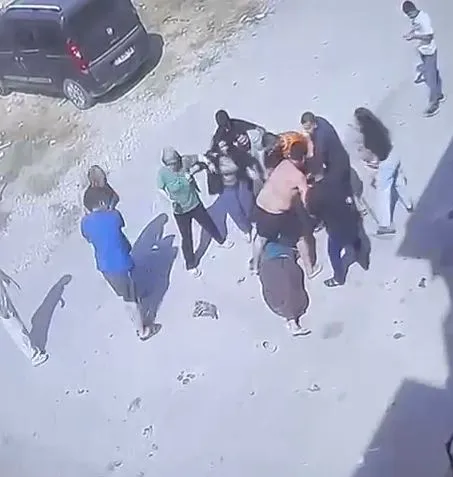 Adana'da Gürültü Kavgası..İki Aile Biribine Girdi.3 Yaralı